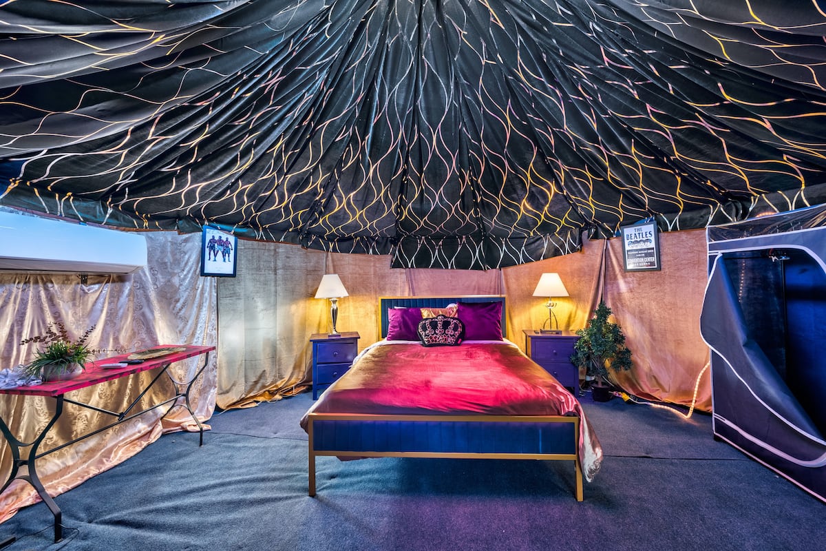 Themed bedroom with a decorative ceiling and queen bed at Spencer Dream Estate